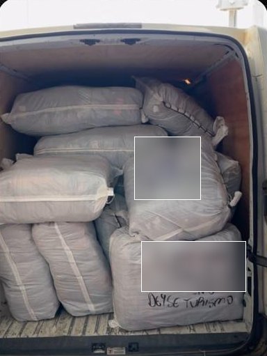Fardos de pedidos no carro da transportadora